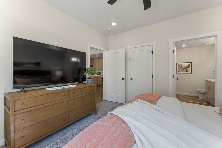 Room 2, Deja Blue At Desert Color 2 Bedroom Condo, Washington