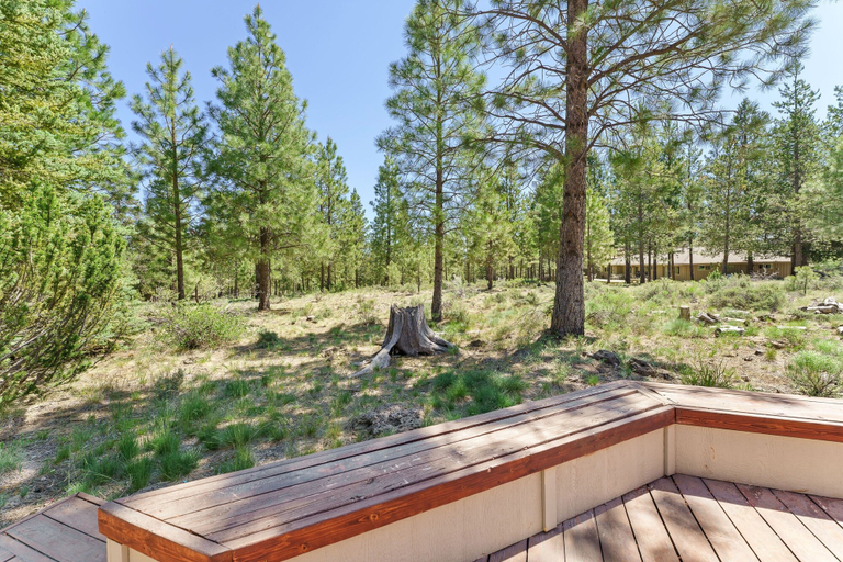 Property grounds, 10 Tan Oak Home features Private Hot Tub and BBQ on the Deck by RedAwning, Deschutes