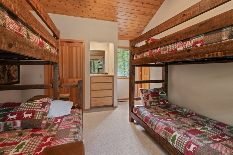 Room 3, Glaze Meadow 376 3 Bedroom Home by RedAwning, Deschutes