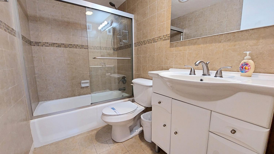 Bathroom 4, The Tides Apartments on the beach, Broward