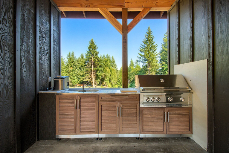 Property grounds 2, Maple Hill Lodge 3 Bedroom Home by RedAwning, Skamania
