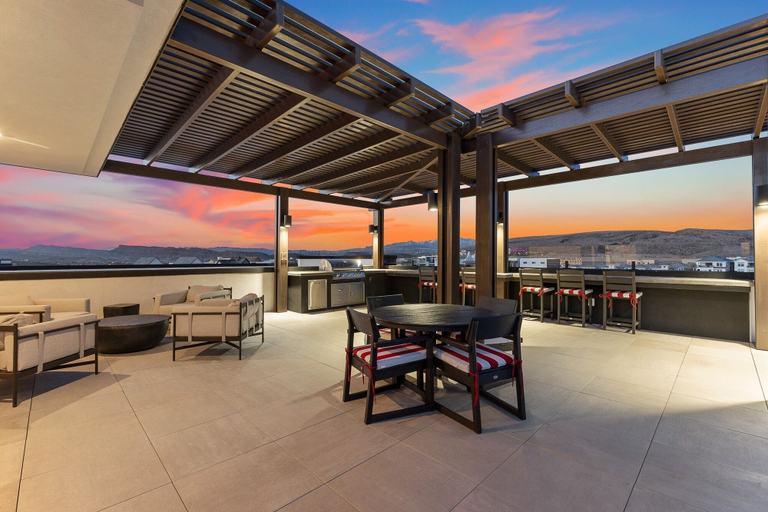 Outdoor dining 2, Blue Sky Oasis 2 Bedroom Condo, Washington