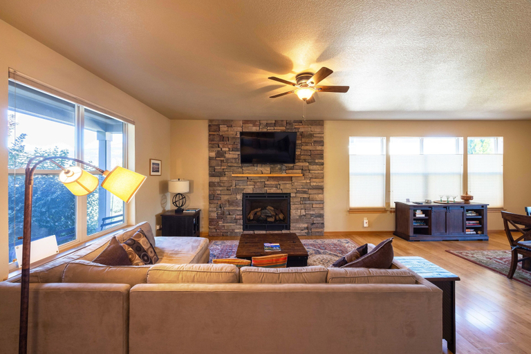 Interior 5, Redtail 30 Day Minimum 3 Bedroom Home by RedAwning, Hood River