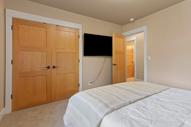 Room 4, Lucy Lou 30 Day Minimum 3 Bedroom Home by RedAwning, Deschutes