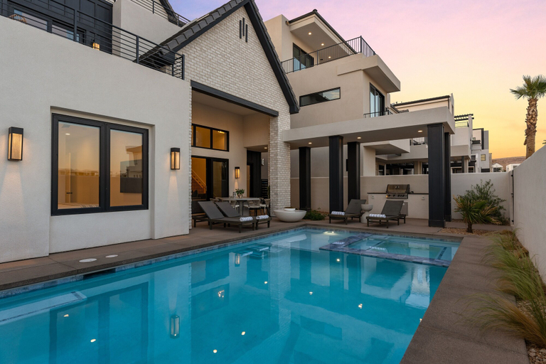 Primary image, Break Point 6 Bedroom Home, Washington