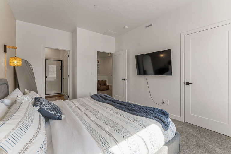 Room 3, Adventure Basecamp 4 Bedroom Townhouse, Washington