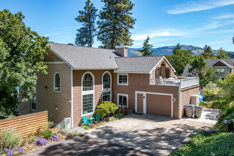 Exterior 3, Gorge View 365 4 Bedroom Home by RedAwning, Hood River