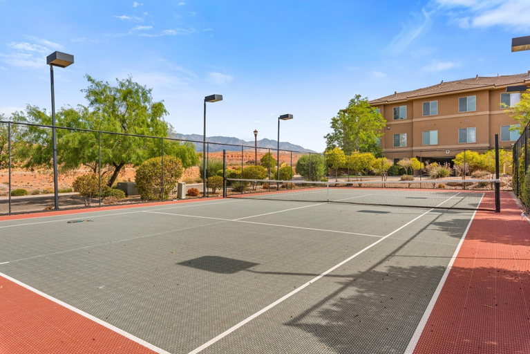 Sport court 4, Gateway Getaway #102 2 Bedroom Condo, Washington