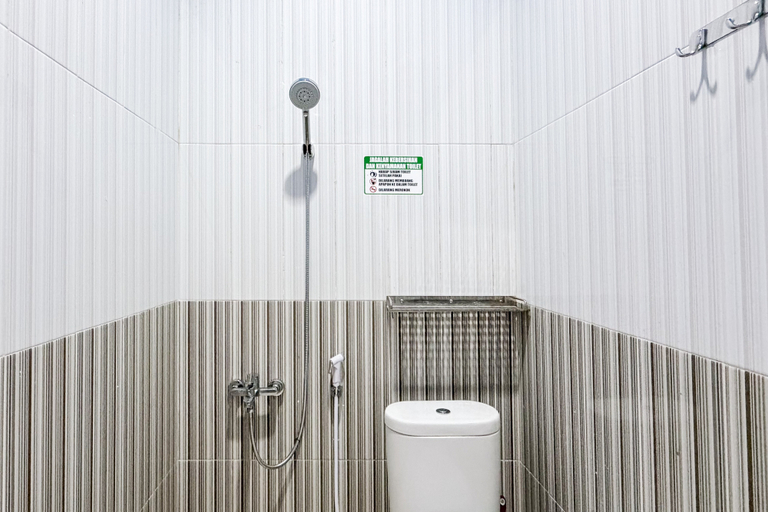 Bathroom 3, RedDoorz near RSD Idaman Banjarbaru Syariah, Banjarbaru