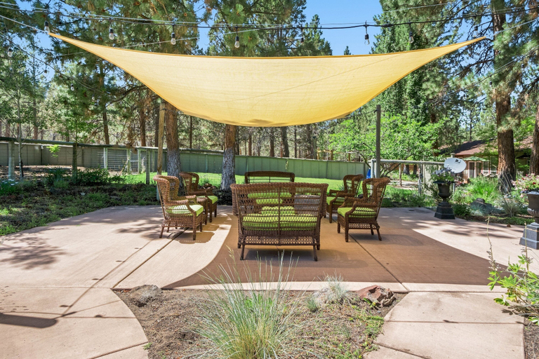 Terrace/patio 3, Big Bear Home features Private Entrance and Patio with Fire Pit by RedAwning, Deschutes