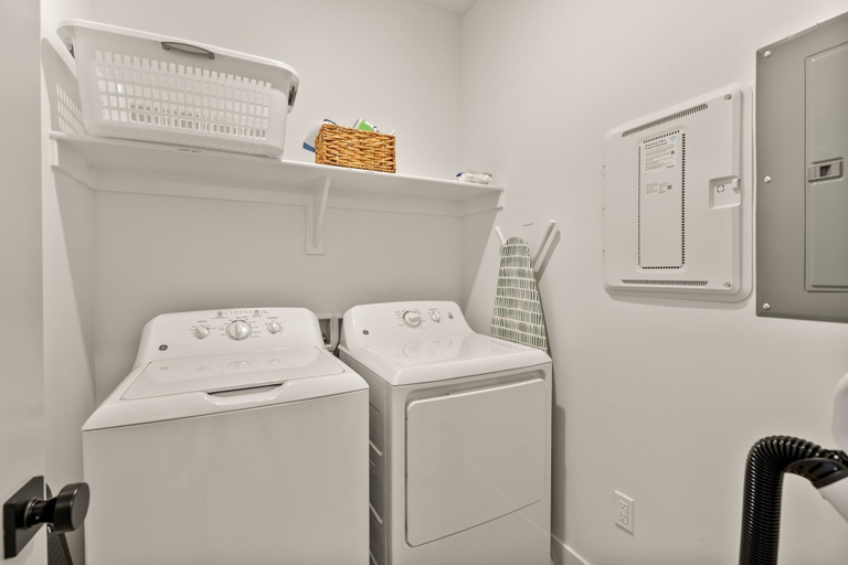 Interior 2, Periwinkle Sky 3 Bedroom Condo, Washington