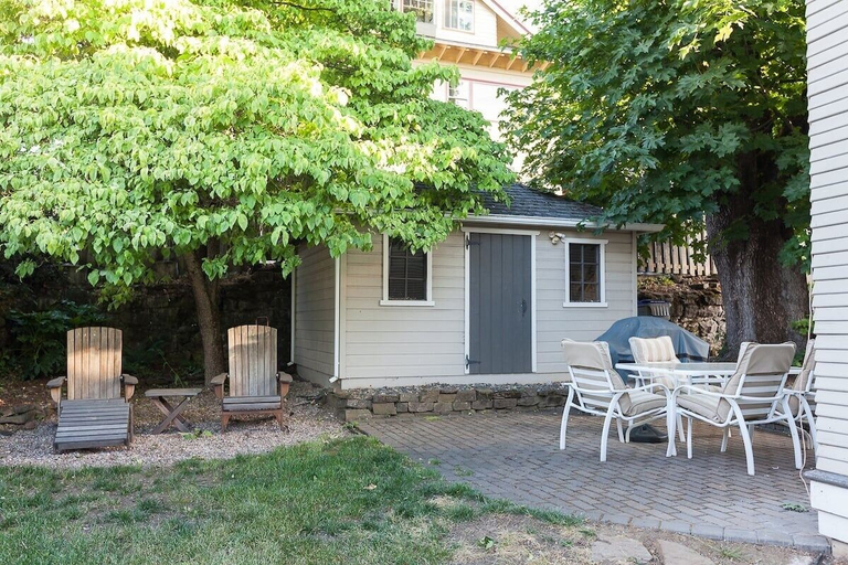 Outdoor dining, Cascade Chic 3 Bedroom Home by RedAwning, Hood River