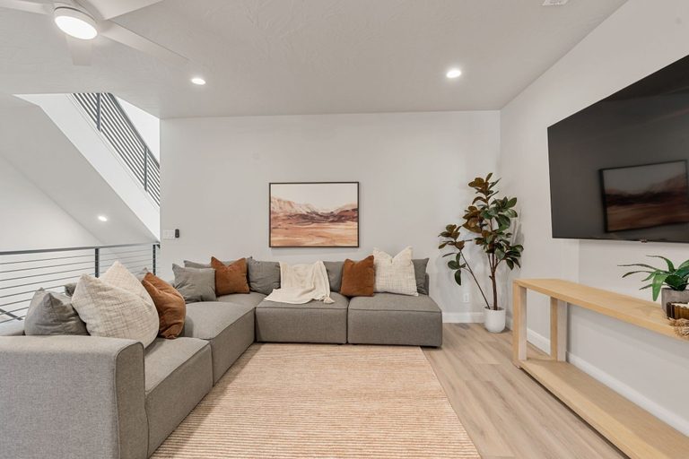 Living area 3, The Crash Pad 5 Bedroom Townhouse, Washington
