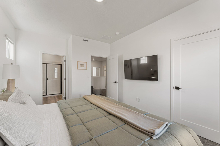 Room 2, Long Valley Leisure 4 Bedroom Townhouse, Washington