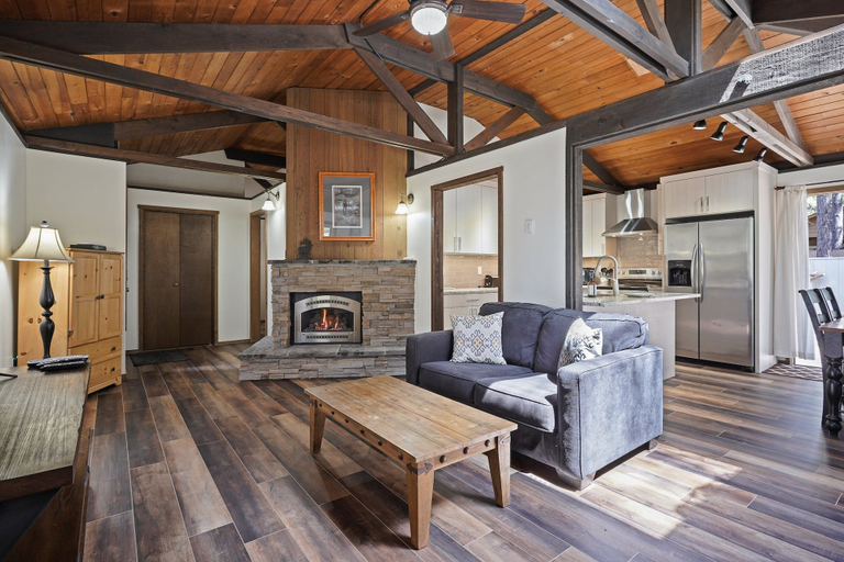 Living area 4, 3 Killdeer Lane Pet Friendly Home 3 Minutes Walk from SHARC by RedAwning, Deschutes