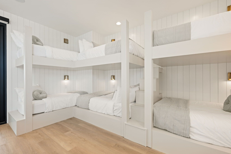Room 3, Lagoon Life Beach House 7 Bedroom Home, Washington