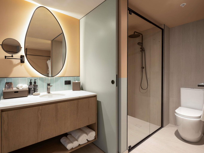 Bathroom 2, Mercure Melbourne La Trobe Street, Melbourne