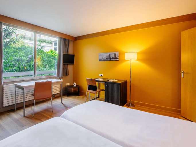 Bedroom 2, Aparthotel Adagio Paris XV, Hauts-de-Seine