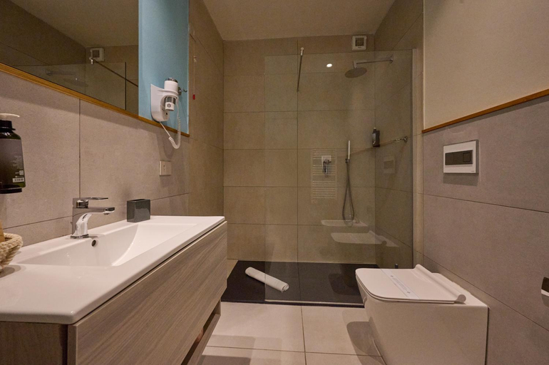 Bathroom, Delfino Tuscany Resort, Livorno