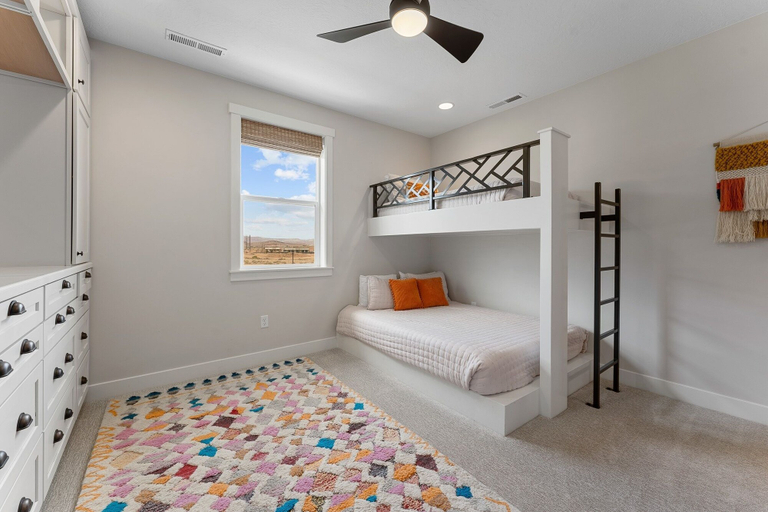 Room 4, No Bad Days 5 Bedroom Townhouse, Washington