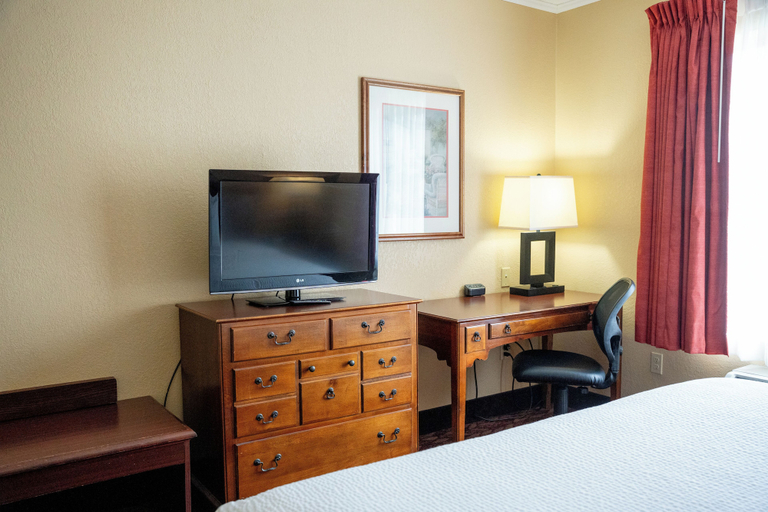 Bedroom 3, Coshocton Village Inn and Suites, Coshocton