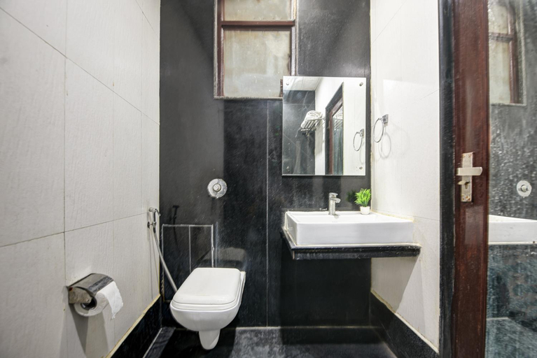 Bathroom 2, Star Plaza, Delhi