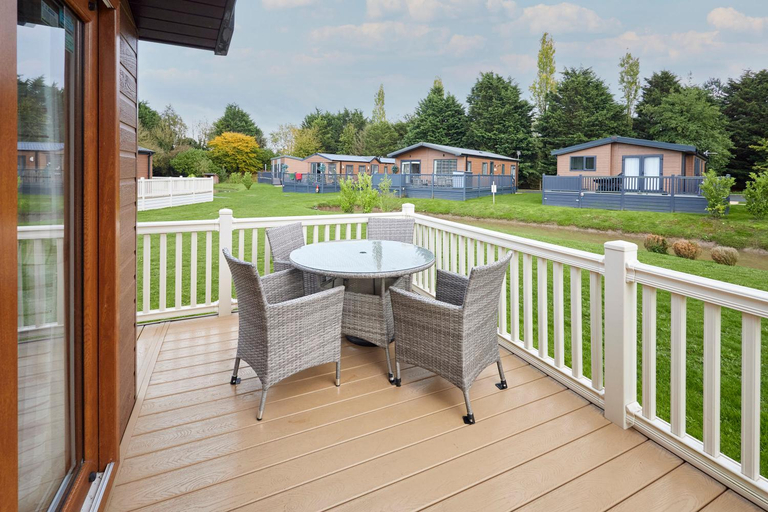 Others 5, Kinship Lodge with Hot Tub, East Riding of Yorkshire