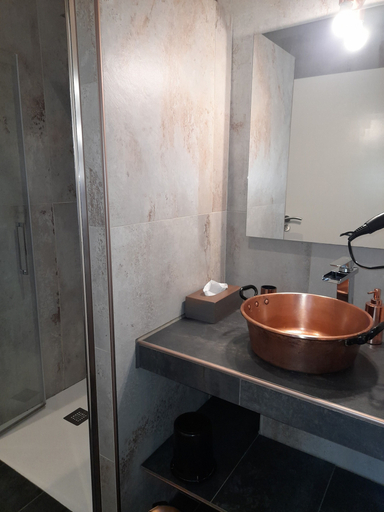 Bathroom 5, La maison du Bonheur, Ain