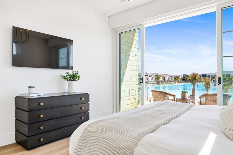Room 2, The Beach Front Max 14 Bedroom Home, Washington