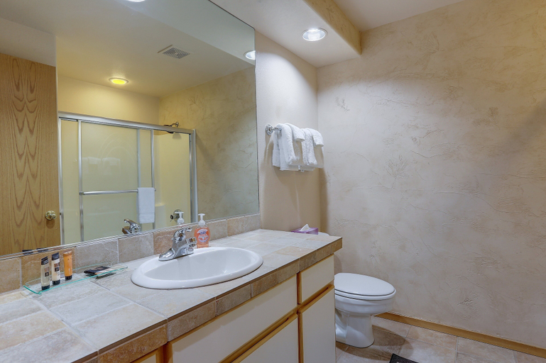 Bathroom 4, Pet-Friendly 13 Ollalie Home features Double Car Garage by RedAwning, Deschutes