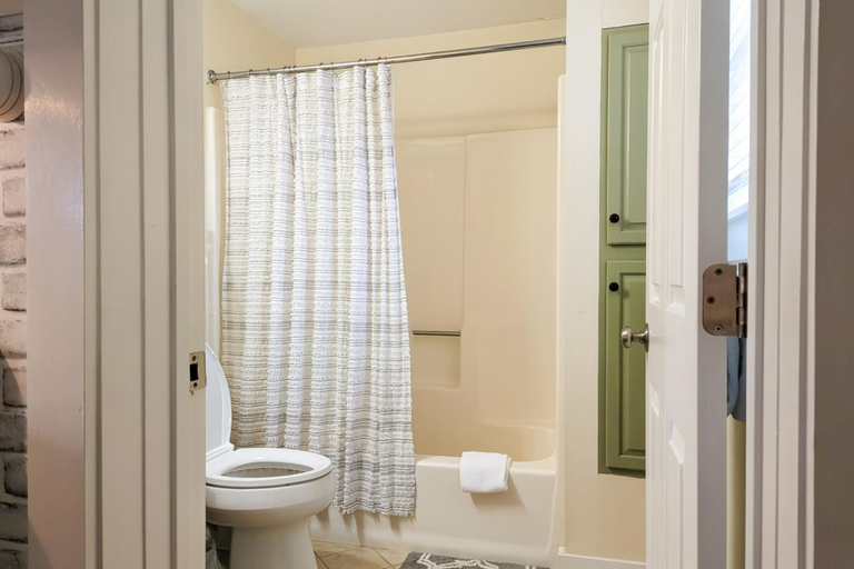 Bathroom 3, Dream Weaver, Windsor
