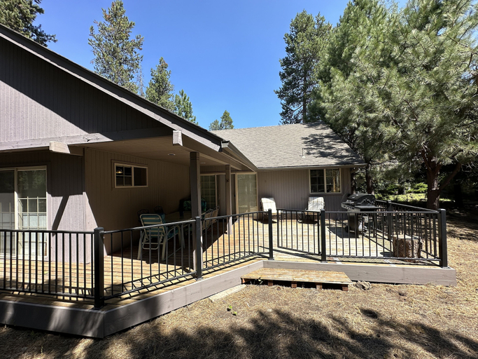 Outdoor dining, Pet-Friendly 13 Ollalie Home features Double Car Garage by RedAwning, Deschutes