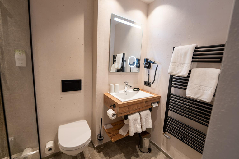 Bathroom 4, Alpenhotel Kramerwirt, Schwaz