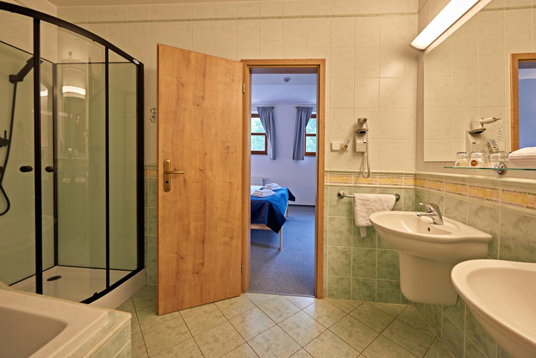 Bathroom 4, Benedikt, Most