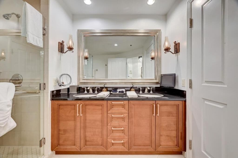 Bathroom 4, STRIP VIEW Premier King MGM Signature, Clark