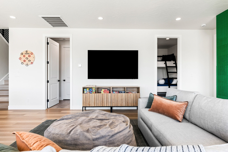 Living area 2, Green Acres 8 Bedroom Townhouse, Washington