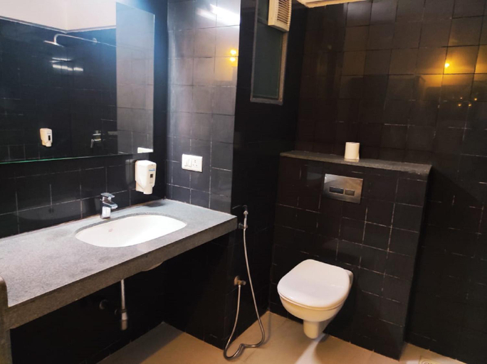 Bathroom 5, Krishna Inn - Royal Hotels, Kolhapur