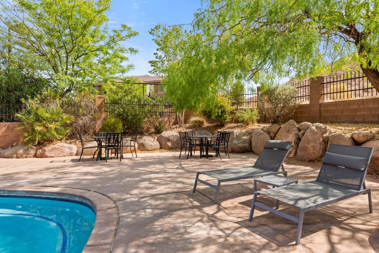 Outdoor dining, Gateway Getaway #102 2 Bedroom Condo, Washington