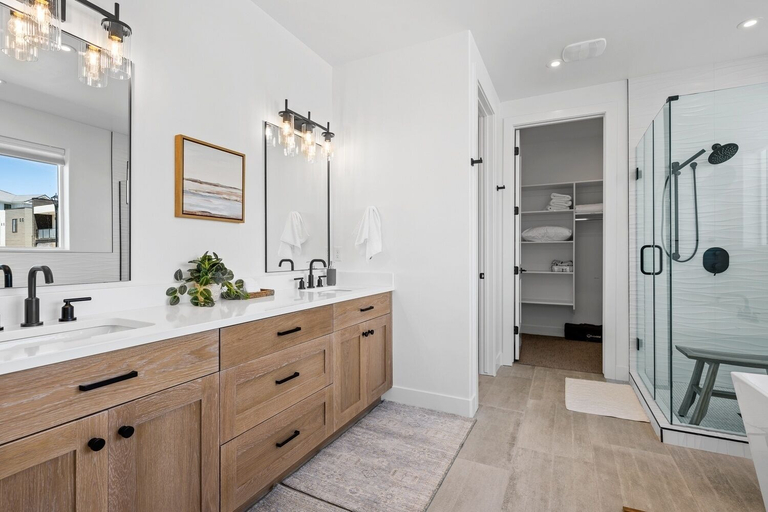 Bathroom 3, Sunstone 6 Bedroom Home, Washington