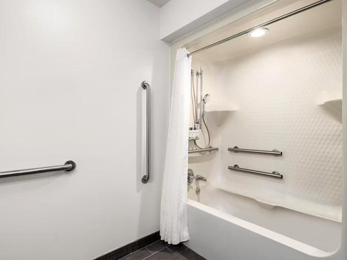 Bathroom 2, Garner Hotel ALBUQUERQUE AIRPORT by IHG, Bernalillo