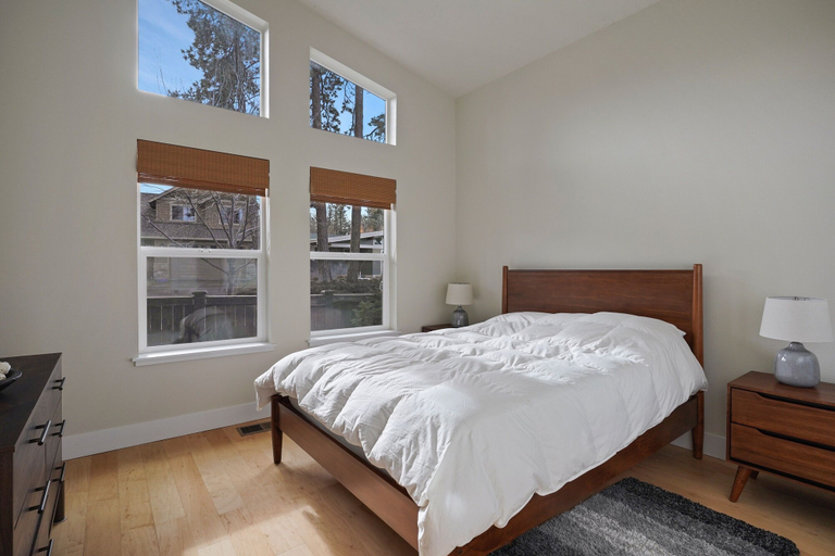 Room 3, Dwell 30 Days Minimum 3 Bedroom Home by RedAwning, Deschutes