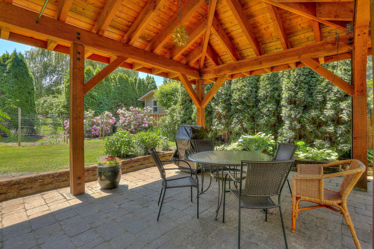 Outdoor dining 2, Living Color 2 Bedroom Home by RedAwning, Hood River