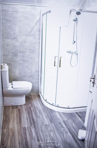 Bathroom 4, ドビンズ イン, Mid and East Antrim