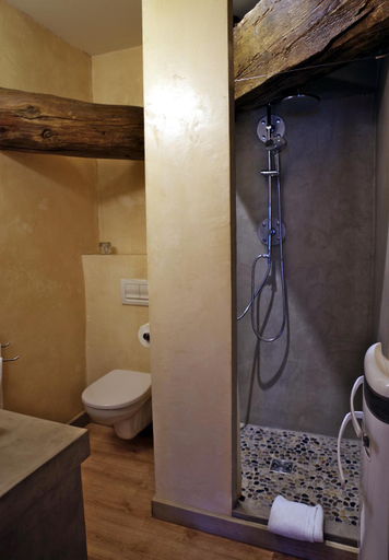 Bathroom 4, Des Lits Sur La Place, Hérault