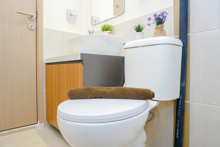 Bathroom 5, Comfy Apartment 2BR at Meikarta By Travelio, Cikarang