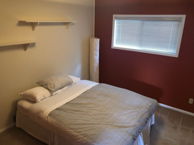 Room 3, Retro West 3 Bedroom Home by RedAwning, Hood River