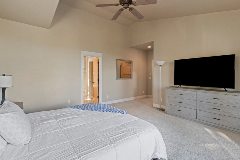 Room 2, Lucy Lou 30 Day Minimum 3 Bedroom Home by RedAwning, Deschutes