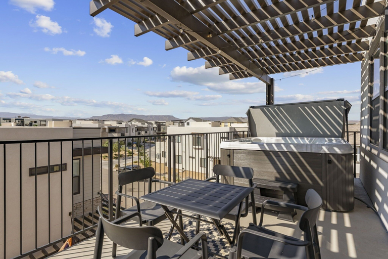 Outdoor spa tub 4, St. Gorgeous 3 Bedroom Condo, Washington