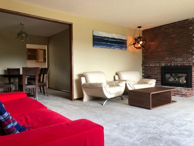 Living room 5, Retro West 3 Bedroom Home by RedAwning, Hood River