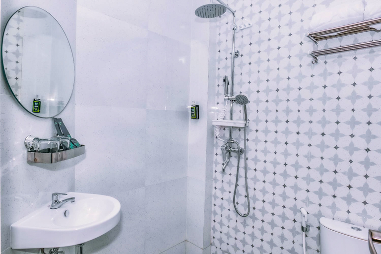 Bathroom 5, Front One Hotel Mesir Surabaya, Surabaya